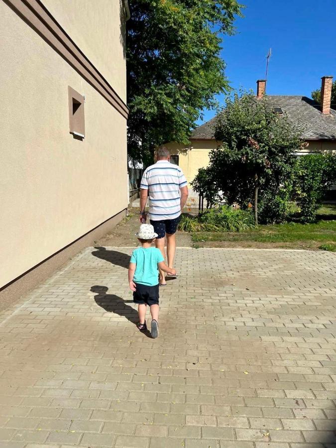 Zsuzsa Apartman Hajduszoboszlo Bagian luar foto